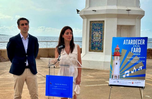 El Puerto de Almería invita a disfrutar del atardecer en el faro con música en directo