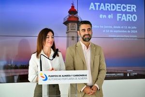 No imagines la puesta del sol desde el Faro de Almería