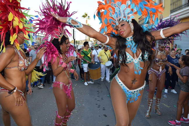 Hadas mágicas y bailarinas brasileñas en el desfile de las fiestas de Gádor