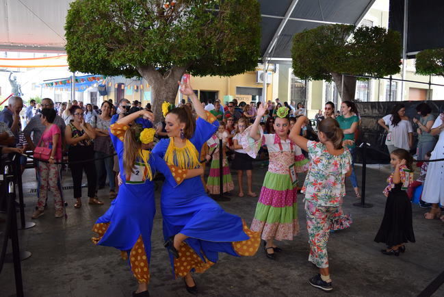 La muestra de baile y el concurso de sevillanas amenizan la Feria del Mediodía de Gádor