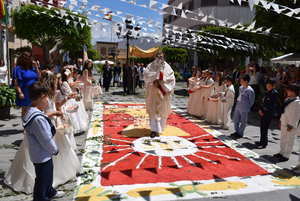 Niños de Primera Comunión acompañan al Corpus alfombrando con pétalos las calles de Gádor