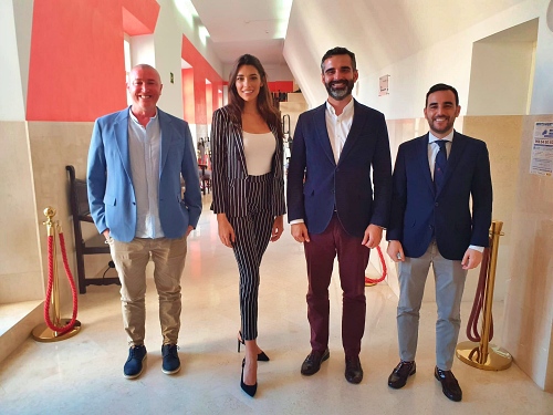 El alcalde recibe a la almeriense Ana García, Miss Mundo España
