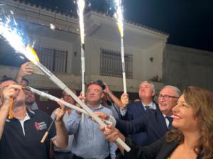 Carmen Crespo amadrina la ofrenda de cohetes de la Peña de la Luz en Dalías