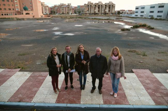 Maribel Sánchez se compromete en Roquetas a priorizar la construcción del IES Las Salinas