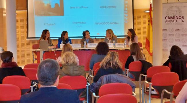 Mesa informativa de mujeres referentes en materia de ingeniería
