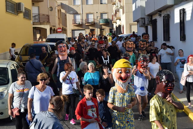 Gádor se despierta con el pasacalles de gigantes y cabezudos y música de charanga