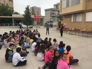 Ayuntamiento den Roquetas y Serbal imparten en el CEIP Arco Iris un taller sobre fauna local