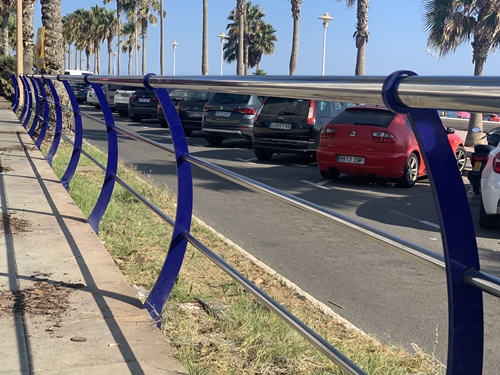 El Ayuntamiento inicia la renovación de barandilla en Avenida Cabo de Gata