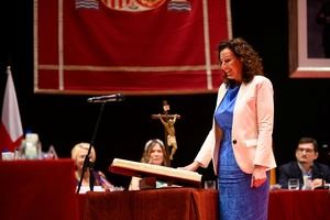 La alcaldesa destaca las fortalezas de Almería en su toma de posesión