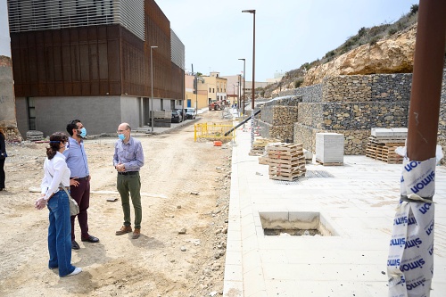 El nuevo vial de la calle Pósito se abre la urbanización hacia La Hoya y La Alcazaba