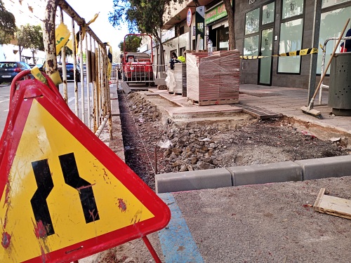 El Ayuntamiento mejora la accesibilidad de una docena de paradas de bús