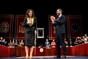 María Vázquez es investida alcaldesa con un voto extra