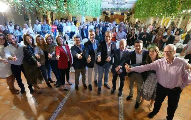 El PP exhibe músculo municipal ante su vicesecretario de Territorial
