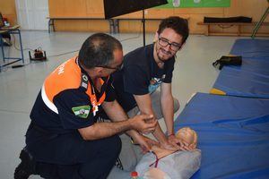 Alumnos del Libertad realizan aprenden primeros auxilios con Protección Civil de Níjar
