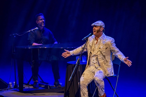 Paco Candela llena de emoción el Auditorio con sevillanas y cantes flamencos