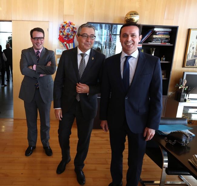 García acude la toma de posesión del presidente de la Diputación de Málaga