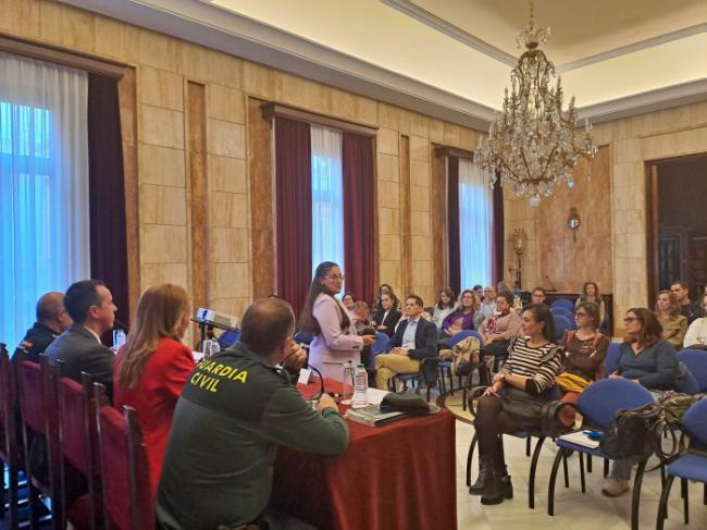 Hasta 40 representantes de AMPA debaten sobre los riesgos de internet en menores