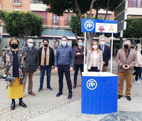 El PP sigue recabando firmas en Almería contra la Ley Celaá