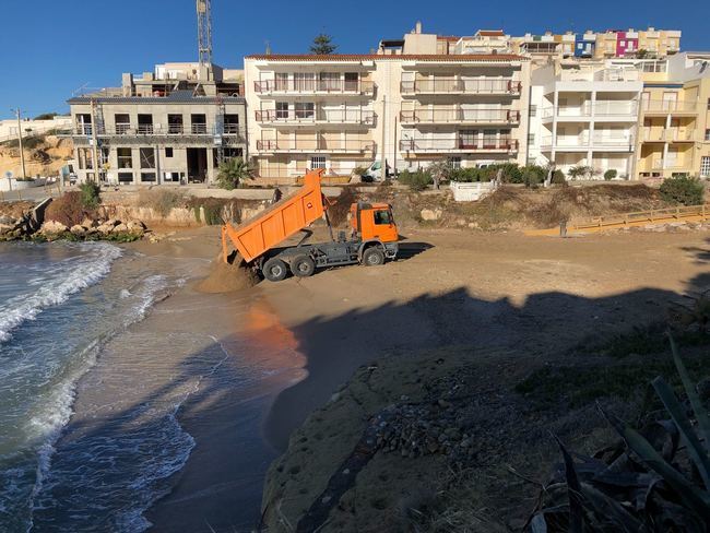 El Ayuntamiento de Pulpí regenera las playas en San Juan de los Terreros