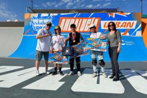 Rosario Soto entrega las medallas a los campeones de Scooter Junior en el Andalucía Urban