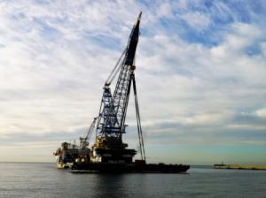 La grúa Saipem 3000 levanta las 2.400 toneladas de un barco en Almería