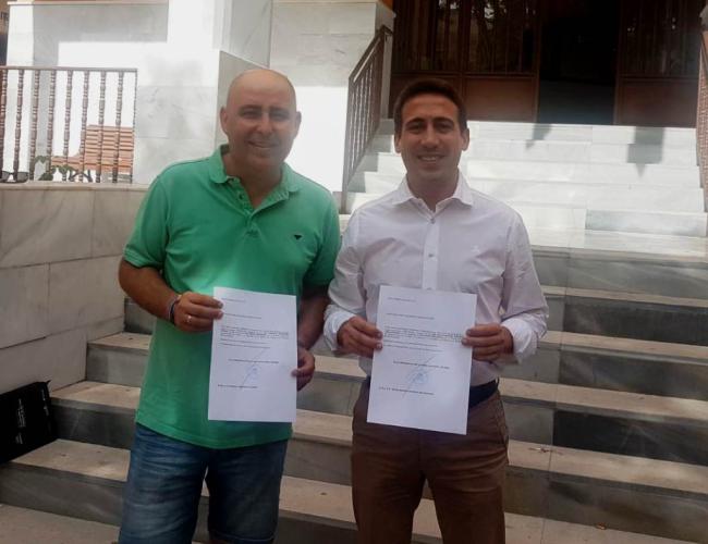 Los diputados provinciales de la Junta Electoral de Huércal-Overa, Óscar Liria y Domingo Fernández, recogen su acta