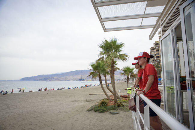 El Ayuntamiento adjudica el socorrismo en las playas para 2018 y 2019