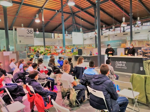 La cocina de colegios protagoniza un nuevo ‘showcooking’ en el Mercado Central