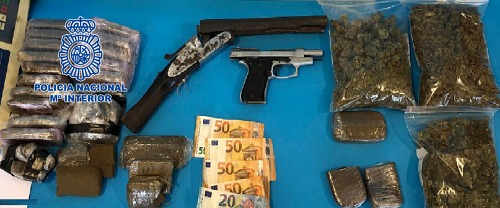 Desmantelan dos plantaciones de marihuana en sendas viviendas del Barrio de San Vicente