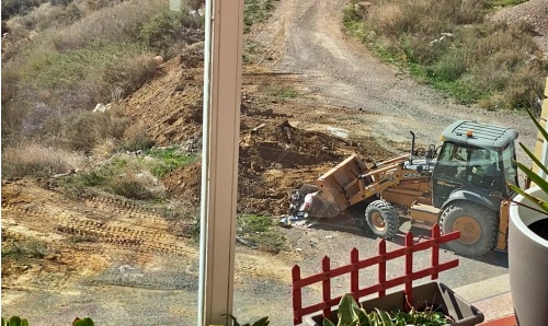 Vecinos de Aguadulce denuncian que una excavadora arroja basura por un barranco