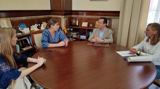 El subdelegado expresa a la Asociación de Ucranianos la solidaridad de Almería
