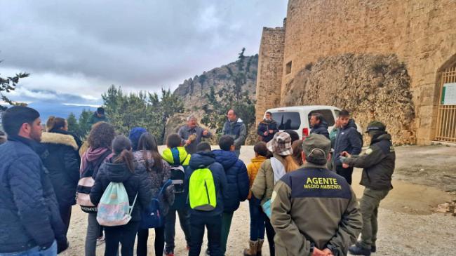 La Junta de Andalucía libera un buitre negro y un milano en Vélez-Blanco