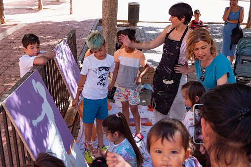 Los niños del barrio de Torrecárdenas ‘pintan’ por la igualdad en un taller organizado por el Ayuntamiento