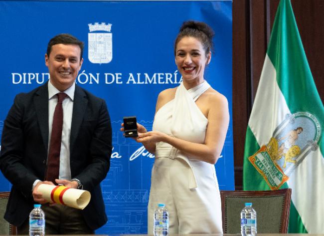 Anabel Veloso recoge su Escudo de Oro del IEA en la Diputación Provincial
 