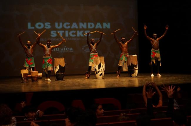Unos 1.400 Escolares De Vícar Vibran Con Los Ugandan Sticks