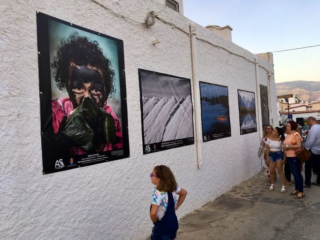 Abla viste el barrio de San Antón con fotografías del concurso ArteSOSlidario