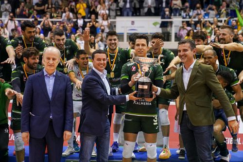Presidente de Diputación y alcalde felicitan a Unicaja Voleibol Costa de Almería por su título número 12