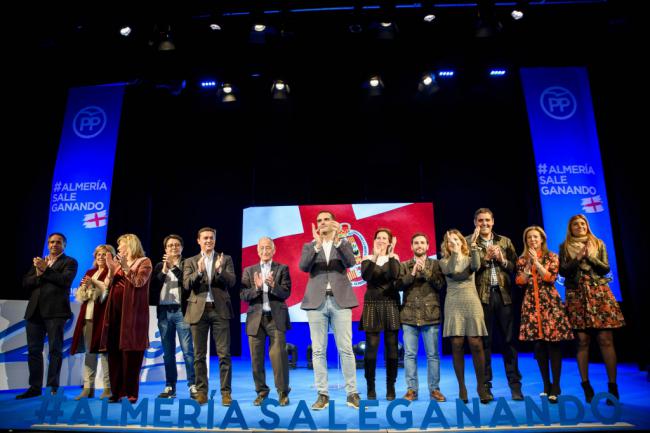 Sabor a precampaña en la copa de Navidad del PP de Almeria