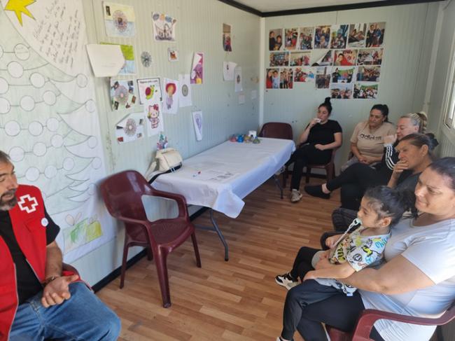 Vícar Imparte un taller de gestión y economía del hogar para familias gitanas