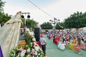 La alcaldesa participa en la misa rociera en honor a Santa Ana