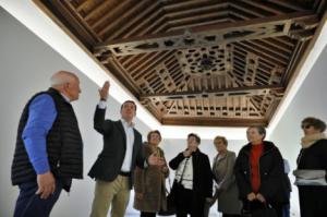 Mayores de la Alpujarra conocen la Diputación y el Hospital Provincial con el presidente como guía