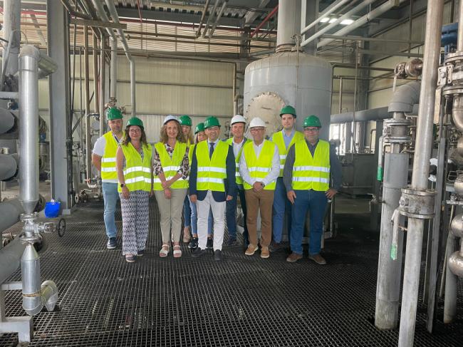 El delegado de Industria visita la empresa F.J Sánchez Sucesores en Carboneras