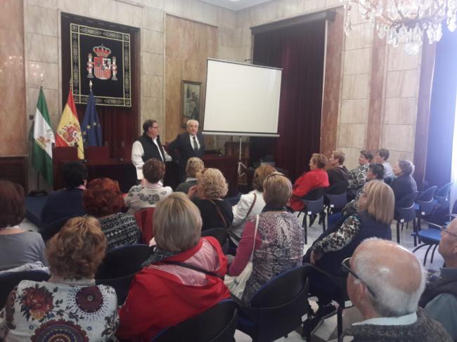 Los mayores de las 500 viviendas visitan la Subdelegación en el 40 aniversario de la CE