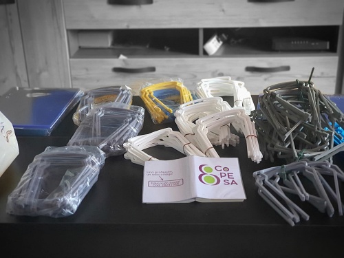 El COPESA entrega 300 pantallas de protección para educadores sociales de menores en Almería