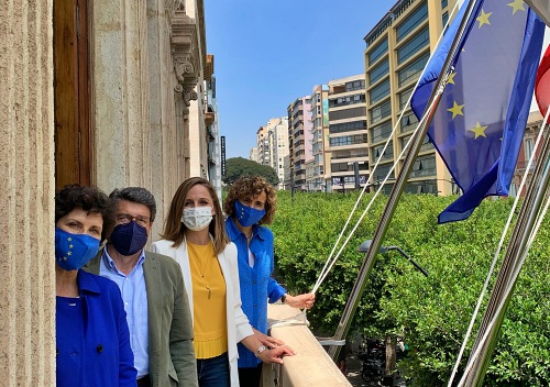 La sede de la Junta en Almería coloca por primera vez la bandera de la UE