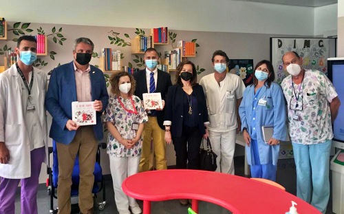 Los delegados Salud y Educación visitan las aulas hospitalarias del Materno Infantil