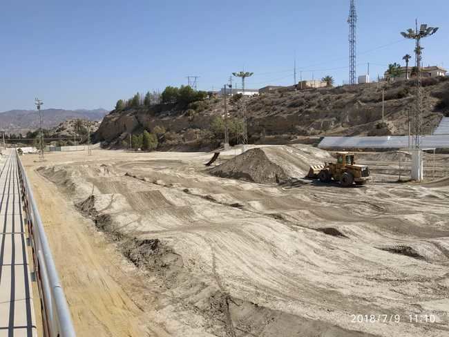La maquinaria de Diputación ‘allana el terreno’ a los grandes eventos del verano de Almería