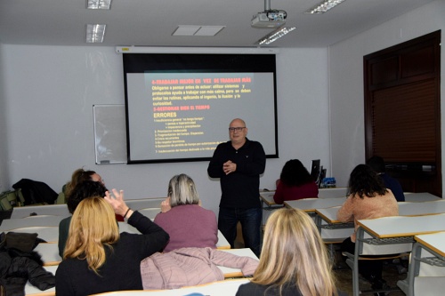 Periodistas asisten a un taller sobre comunicación y bienestar emocional