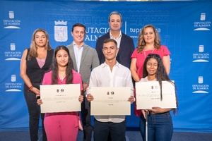 Tres jóvenes almerienses reciben en Diputación las becas Qvision a la formación