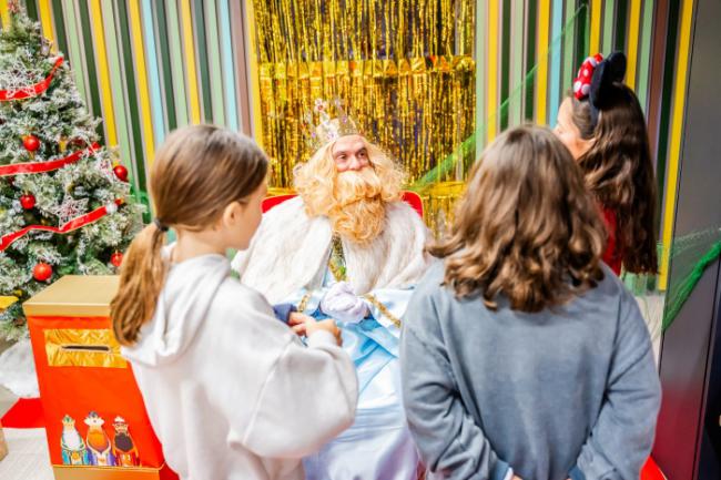 Centenares de niños y niñas de Roquetas entregan su carta al Rey Mago Gaspar